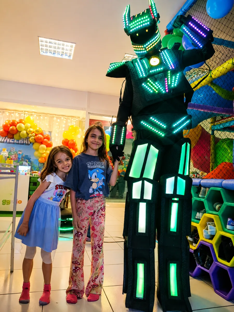 Área kids com monitores de recreação